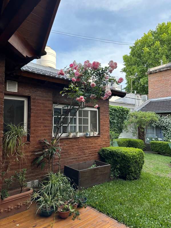 Fachada con rosas