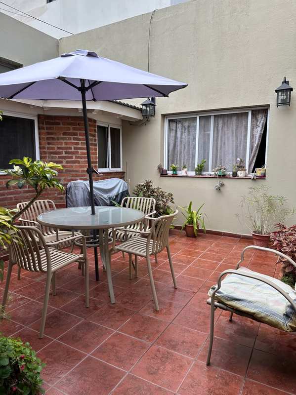 Patio con sombrilla