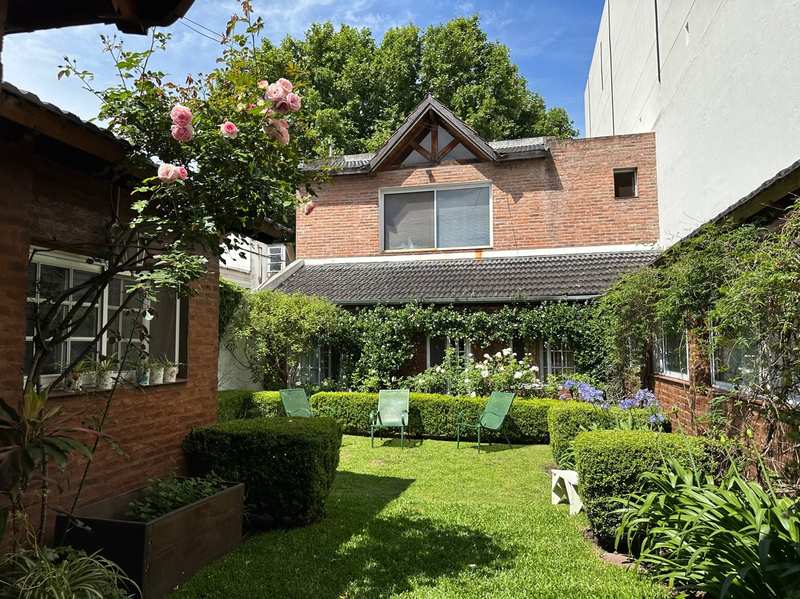 Jardín con rosas