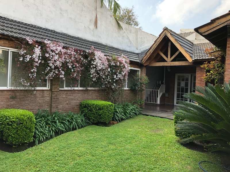 Fachada con jazmines en flor
